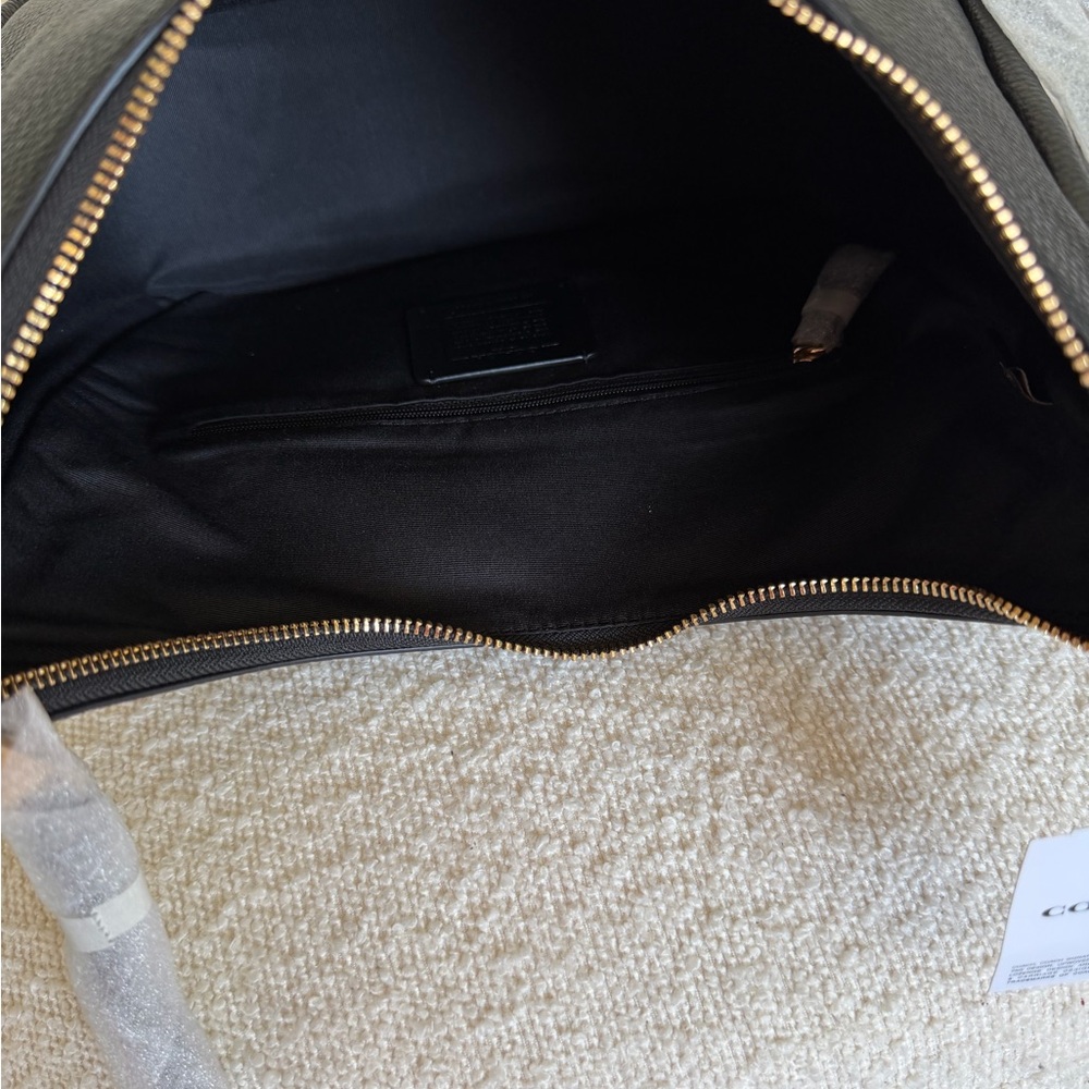 Coach Jules Hobo - Picture 5 of 5